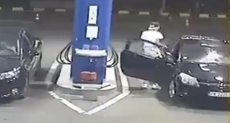  - Cet automobiliste refuse d'éteindre sa cigarette à la station-service, le pompiste opte pour une solution radicale 