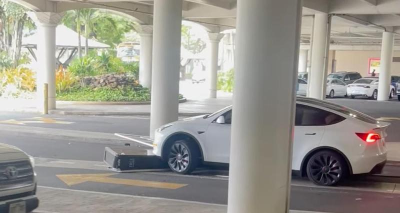  - La conductrice de cette Tesla repart avec la station de recharge, elle ne s’en rend même pas compte…