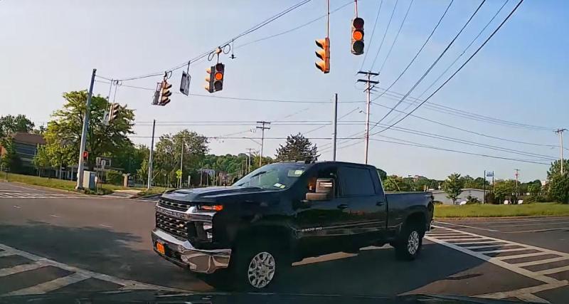  - VIDEO - Cette automobiliste grille un feu rouge, cause un accident et se permet de râler juste après !