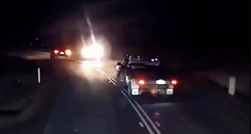  - VIDEO - Il double de nuit sans visibilité, l'accident est évité de peu !