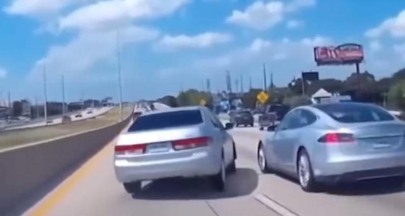  - VIDEO - Cet automobiliste ne gère pas du tout sa voiture, c’est un vrai carnage !