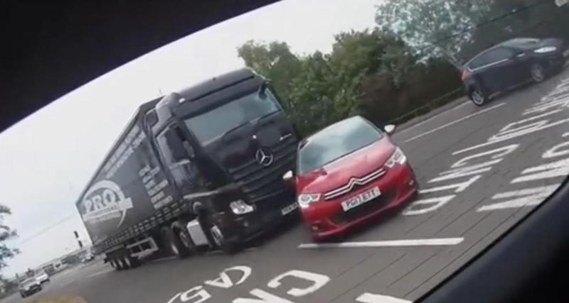  - VIDEO - Ce camionneur n’a aucune pitié, il envoie un automobiliste faire un tête-à-queue