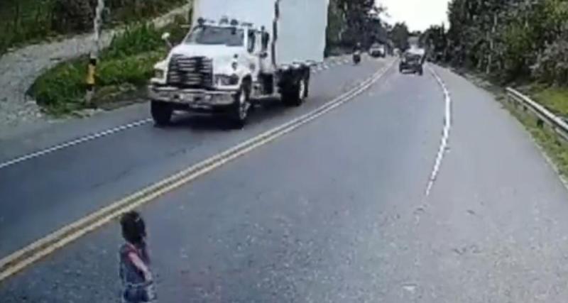  - VIDEO - Cette petite fille court en direction d’un camion, c’est un motard qui lui sauve involontairement la vie !