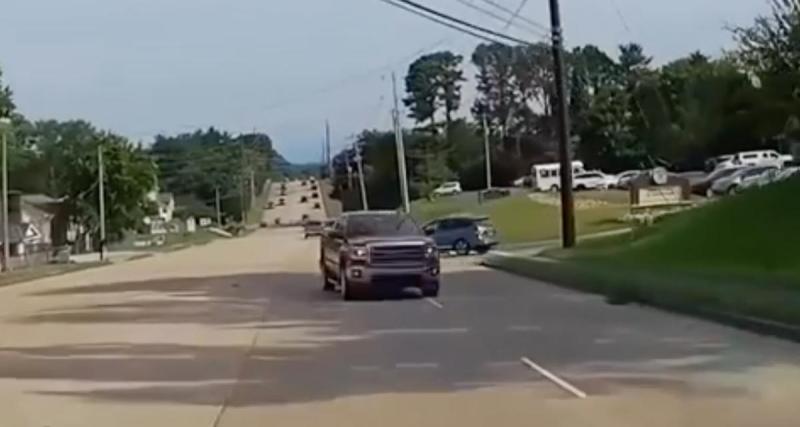  - VIDEO - Un pick-up déboule face à lui sans raison, grosse frayeur pour cet automobiliste !