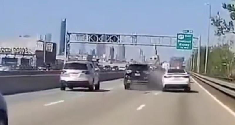  - VIDEO - Ce chauffard déboule à toute allure dans le trafic, il y laisse des plumes !