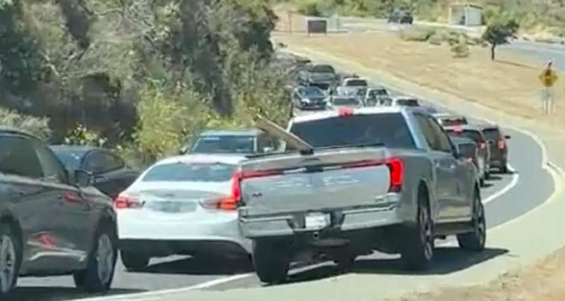  - VIDEO - Ce pick-up est si pressé qu’il n’hésite pas à rouler sur le trottoir !