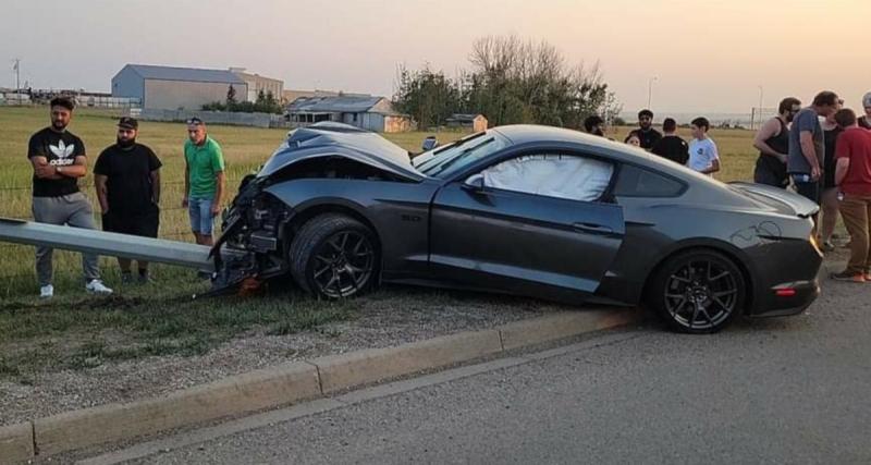  - VIDEO - En sortie de rassemblement automobile, le conducteur de cette Ford Mustang termine contre un lampadaire