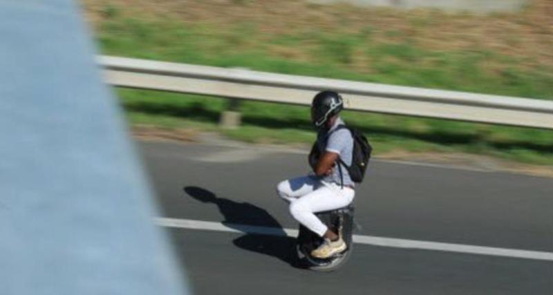  - Sur l’autoroute en gyroroue, ce petit malin ne passe pas inaperçu