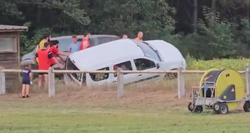  - Quand une équipe de rugby aide un automobiliste maladroit à sortir du fossé