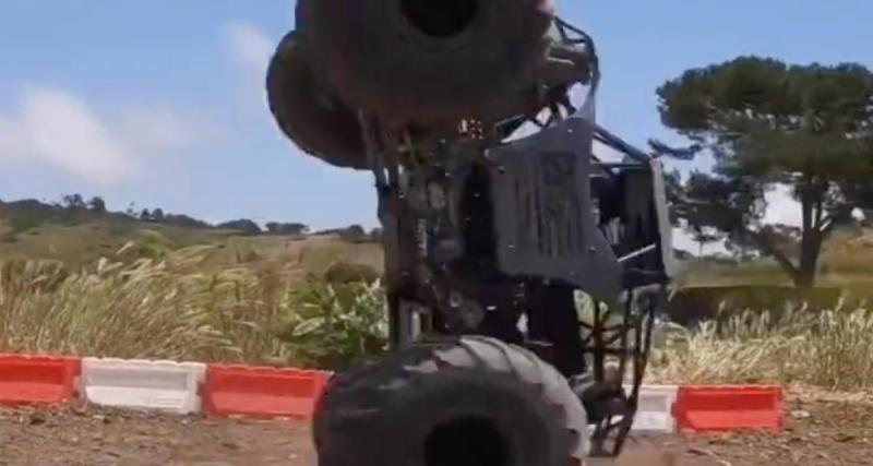  - VIDEO - Le conducteur de ce Monster Truck s’offre une cascade légendaire