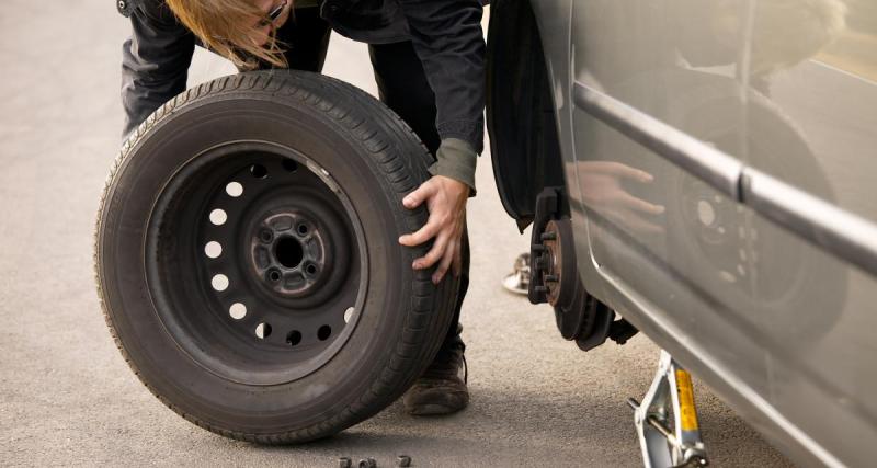  - Cet automobiliste change sa roue crevée dans un parking, il prend plus de 100€ d'amende