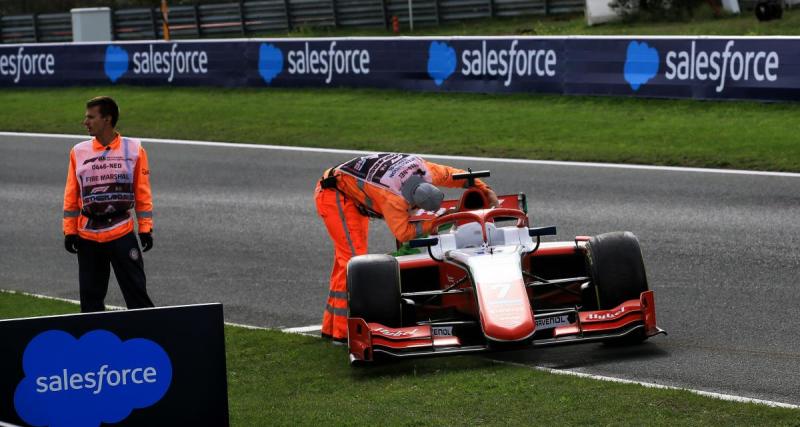  - Formule 2 : scène surréaliste, un pilote perd ses roues arrière en plein virage