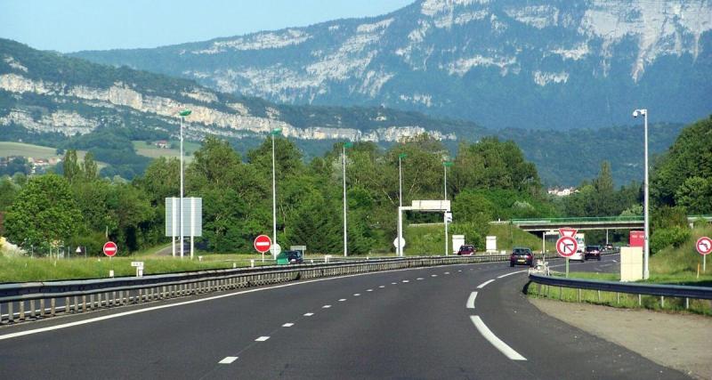  - Un éboulement impressionnant interrompt la circulation sur l'A 43 en Savoie