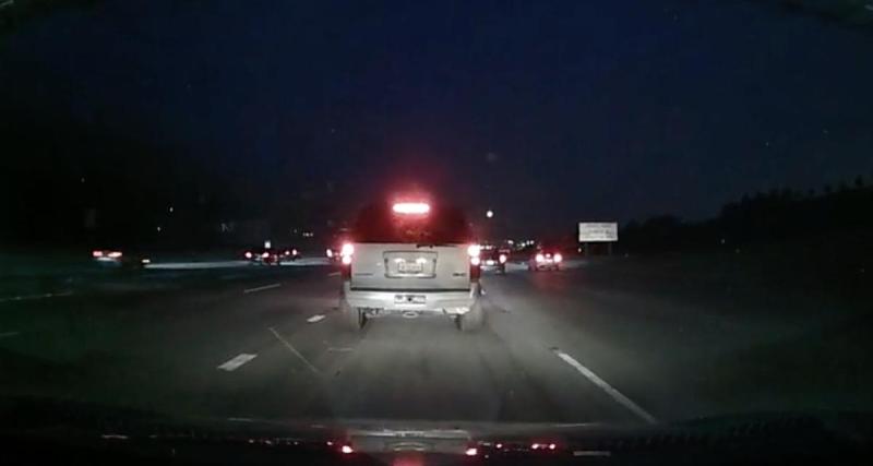  - Cet automobiliste s'arrête sans raison sur l'autoroute, et de nuit en plus de ça