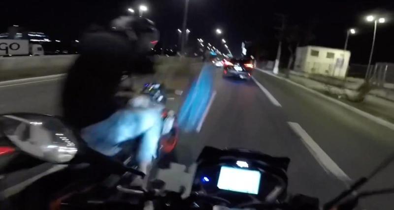 - VIDEO - Ce motard est victime d’un vol à l’arraché en plein trajet !