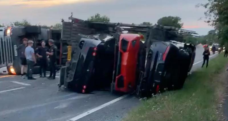  - 10 supercars sur un camion renversé, le professionnalisme du chauffeur routier salué