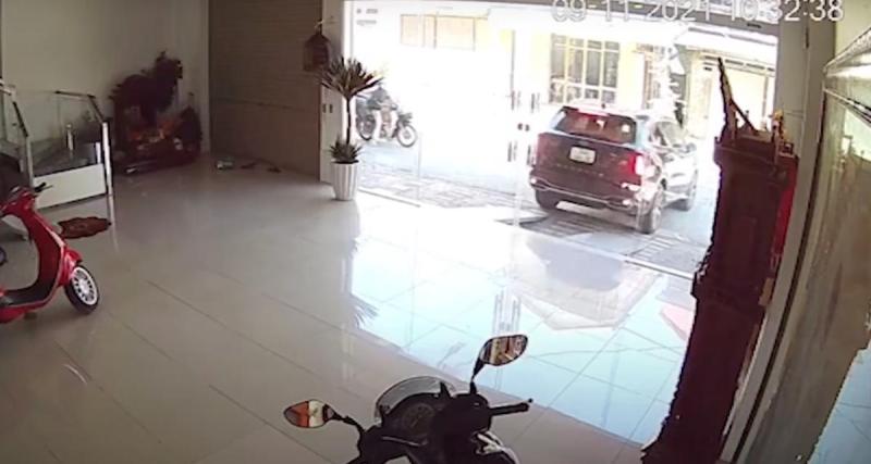  - VIDEO - Il ne maîtrise pas sa marche arrière, c’est une immense porte en verre qui en fait les frais