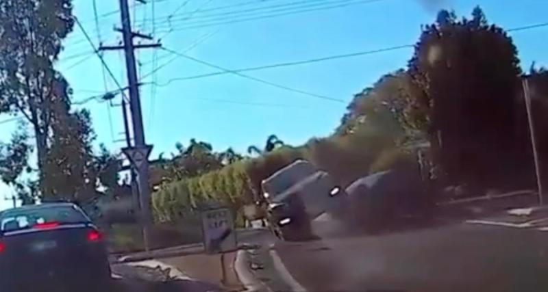  - VIDEO - Il grille la priorité dans une intersection, ça se termine étonnamment bien