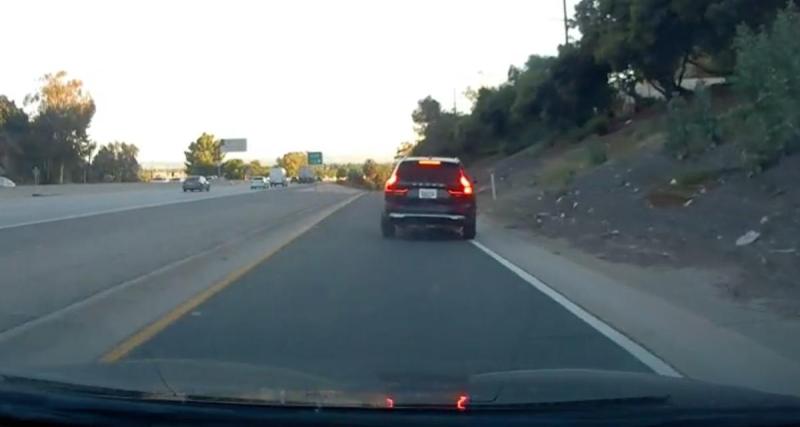  - VIDEO - Cet automobiliste manque presque sa sortie, il frôle un accident stupide