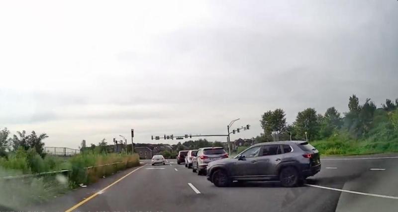  - VIDEO - Ce SUV change de voie au dernier moment, il manque de causer un gros carambolage