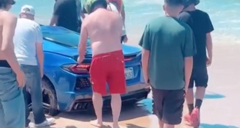  - Il tente une balade sur la plage avec sa Corvette, elle reste enlisée