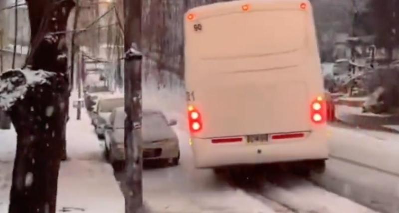  - VIDEO - De la neige au mois d’août, ce bus n’y était certainement pas préparé !