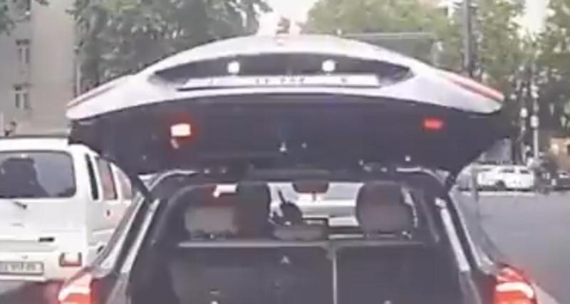  - VIDEO - Cet automobiliste a une façon bien à lui de s'exprimer au volant