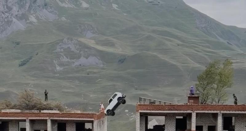  - Le cascadeur tente de sauter d’un immeuble à l’autre à bord d’une voiture, c’est un échec spectaculaire !