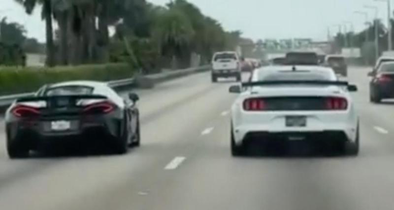  - La Mustang perd le contrôle sur une chaussée détrempée, elle manque de percuter une McLaren juste à côté 