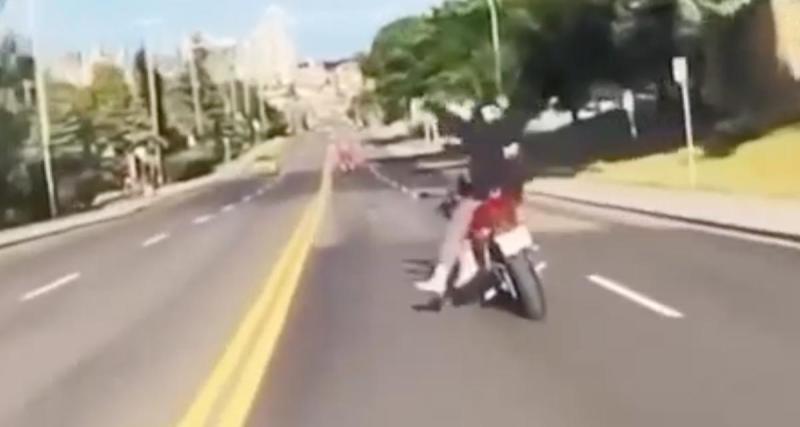  - VIDEO - Ce motard fait le malin, il termine sur les fesses