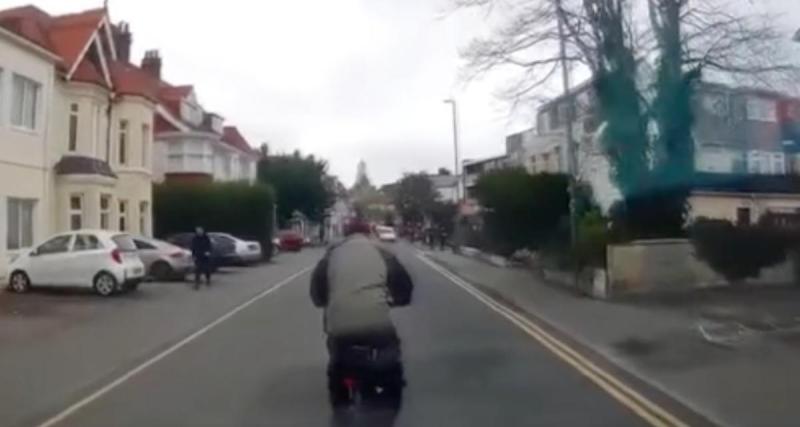  - Ce cycliste roule au milieu de la route, il ne veut pas se faire doubler