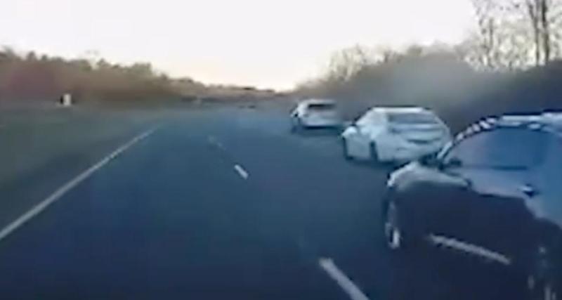  - VIDEO - Cette automobiliste ne regarde pas dans son rétroviseur, elle se déporte sur un autre conducteur