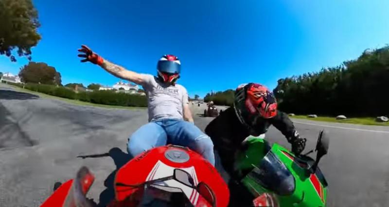  - VIDEO - Même percuté, ce motard garde l'équilibre !