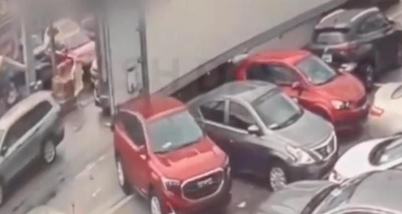  - Ce poids lourd roule avec une porte ouverte, il emporte tout sur son passage