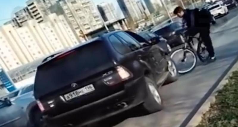  - VIDEO - Cette BMW roule sur la piste cyclable, elle s’en prend même à un vélo