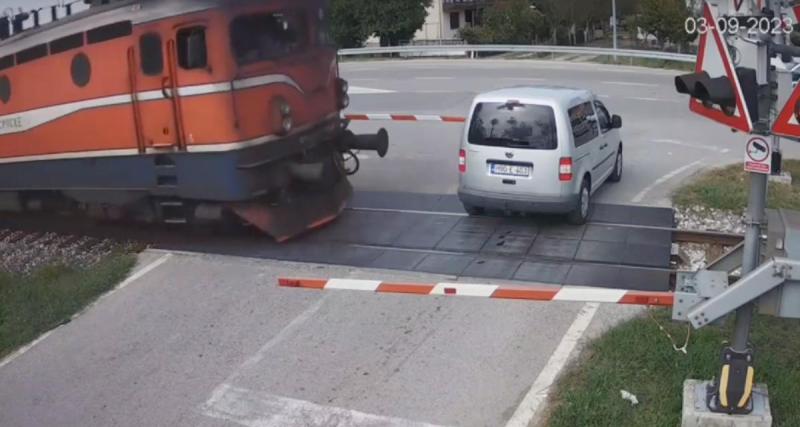  - VIDEO - Cette automobiliste s’arrête au milieu du passage à niveau et panique, sa voiture ne survit pas