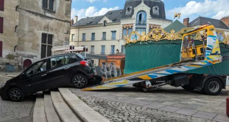  - Erreur du GPS ou simple bêtise ? Cette voiture se retrouve coincée sur des escaliers en plein centre-ville de Dreux