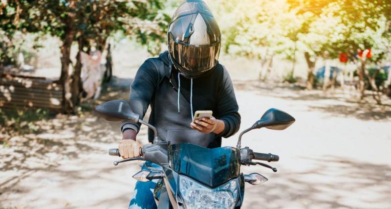  - Il cache son téléphone sous son casque, tiercé perdant pour ce motard