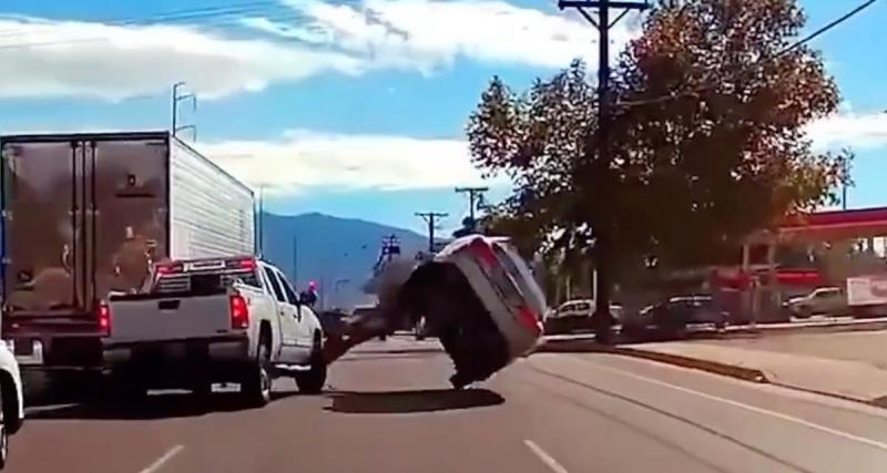  - VIDEO - Un léger accrochage envoie cette voiture sur le toit !