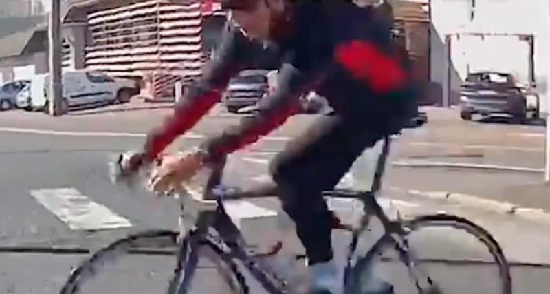  - VIDEO - Le cycliste déboule à toute allure dans une intersection, il s’offre un très grosse frayeur