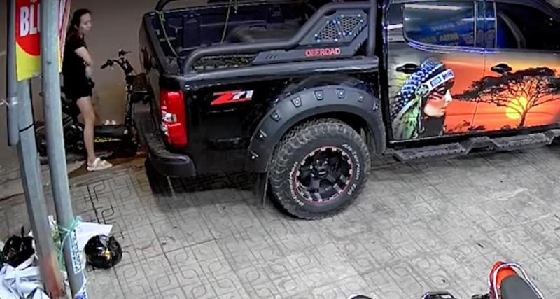  - VIDEO - Distraite, elle vient planter sa trottinette électrique contre un pick-up