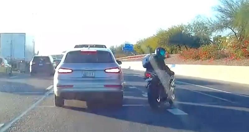  - VIDEO - Ce motard change de file sans regarder, il finit bêtement par terre