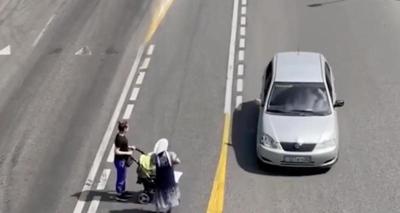  - Traverser l'autoroute avec une poussette et un enfant, la voilà la bonne idée du jour