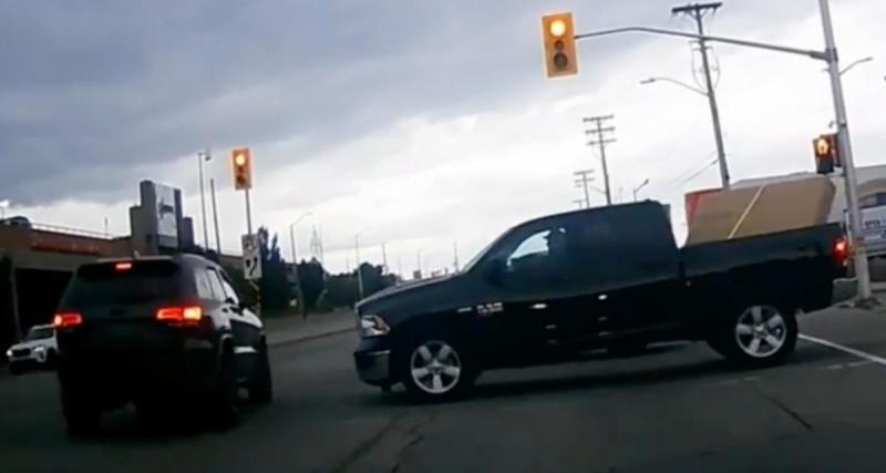  - Ce conducteur grille le feu, ça passe avec une première voiture, pas avec la seconde