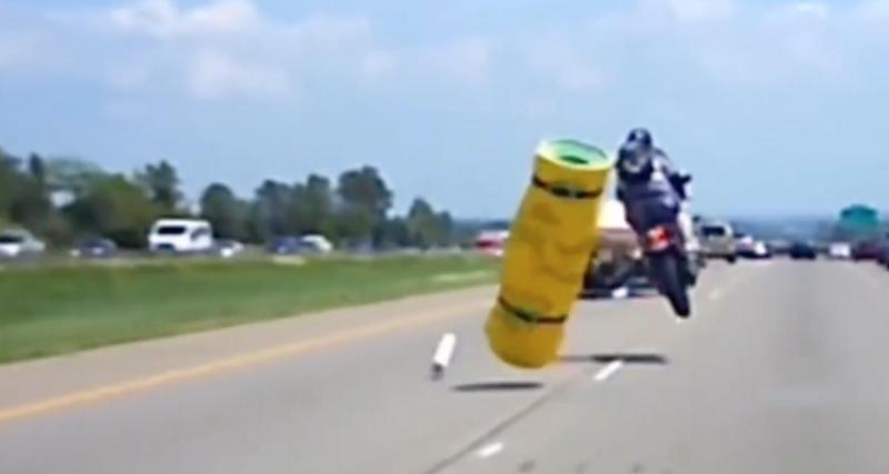  - VIDEO - L’automobiliste devant lui perd sa cargaison, ce motard s’offre une cascade imprévue