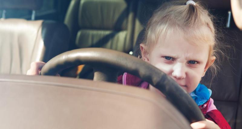  - Deux enfants partent en virée avec la voiture familiale, vexés d’être punis de console par leur mère