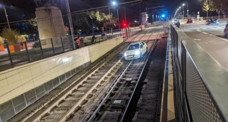  - Mais que fait cette voiture au milieu de la voie de chemin de fer de Rouen ?