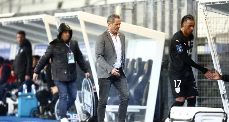  - Niort : Philippe Hinschberger célèbre la victoire contre Dijon avec ses joueurs