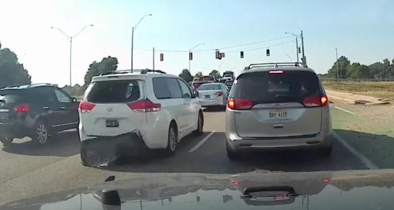  - VIDEO - Il perd son pare-brise arrière sans raison, scène improbable sur l’autoroute