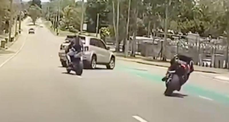  - VIDEO - Le 4x4 change de direction sans crier gare, le premier motard s’en sort, pas le second